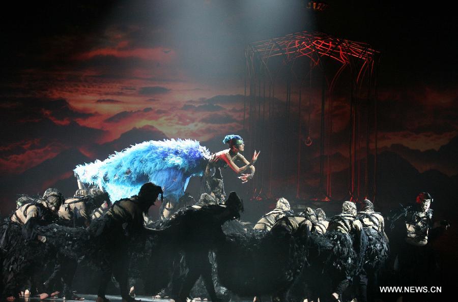 Chinese famous choreographer Yang Liping performs in her final dance drama "The Peacock" in Nanjing, capital of east China's Jiangsu Province, July 4, 2013. (Xinhua)