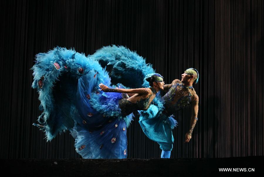 Chinese famous choreographer Yang Liping performs in her final dance drama "The Peacock" in Nanjing, capital of east China's Jiangsu Province, July 4, 2013. (Xinhua)