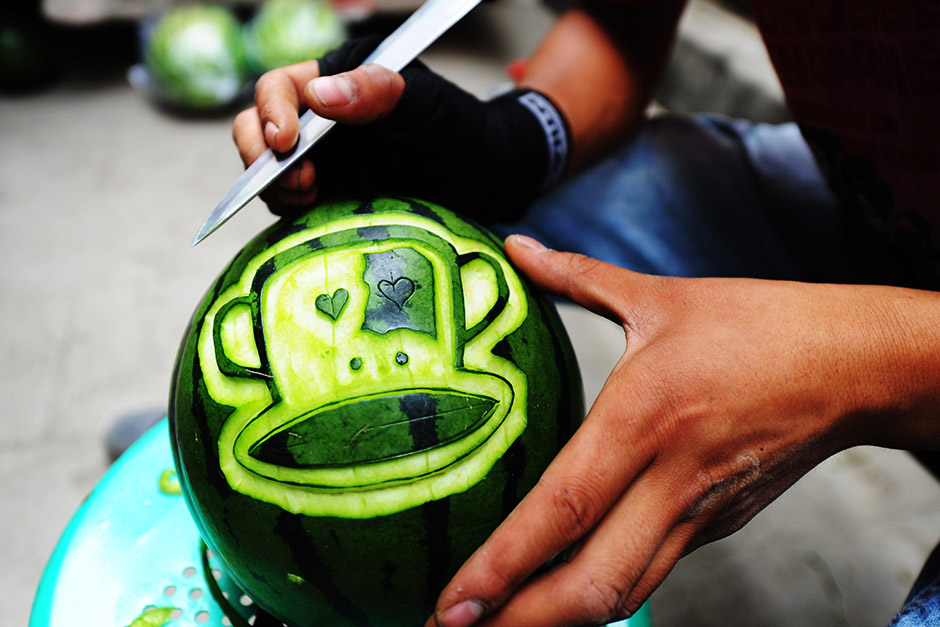 Shen Dongbin uses a keen knife to carve watermelon peel. (Photo/CNS) 