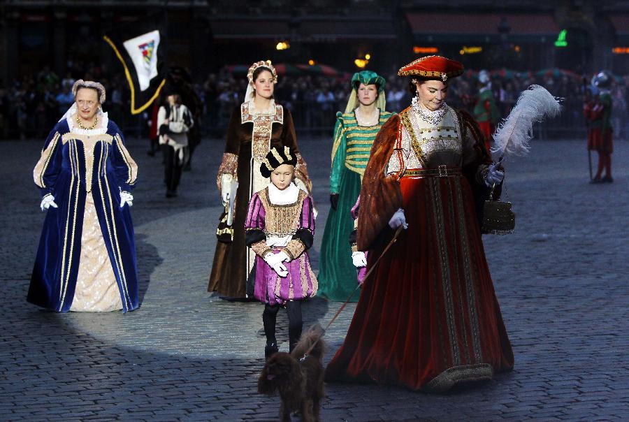Performers present the annual procession of Ommegang at the Grand Place of Brussels, capital of Belgium, July 4, 2013. More than 1,000 performers took part in Ommegang, Brussels' traditional annual pageant, to reenact the entry of Holy Roman Emperor Charles V to Brussels in 1549. (Xinhua/Zhou Lei)   