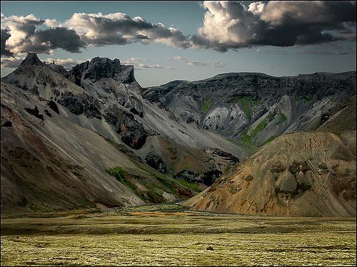 Scary rocks (Iceland). Speaking of natural landscapes, we often think of breathtaking mountains and beatiful grasslands. However, there are some that is so horrible, looking just like hell. (Photo: huanqiu.com)