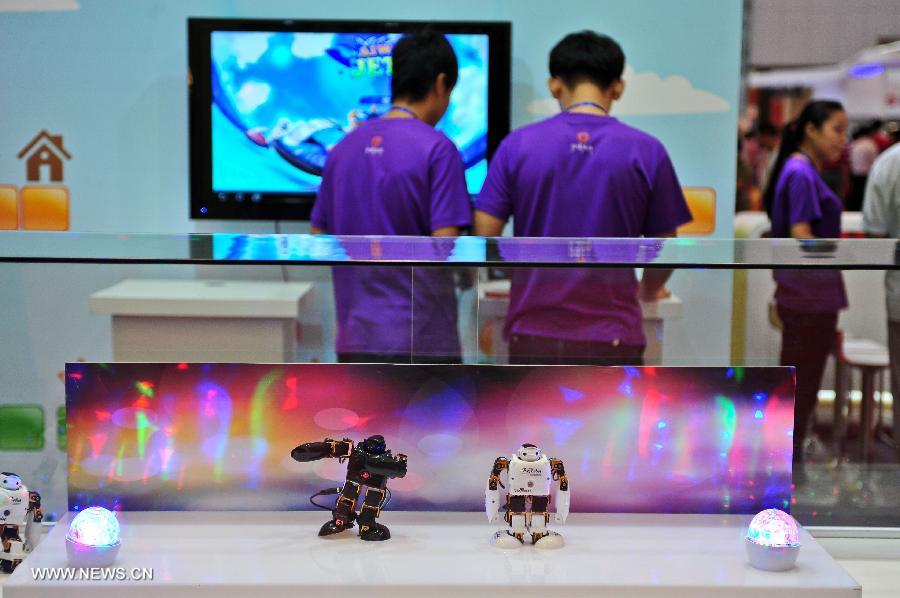 The smallest dancing robots so far in the world are seen during the Taiwan Trade Fair at the Meijiang Convention and Exhibition Center in north China's Tianjian, July 5, 2013. The exhibition will last till July 8, 2013. (Xinhua/Zhai Jianlan)