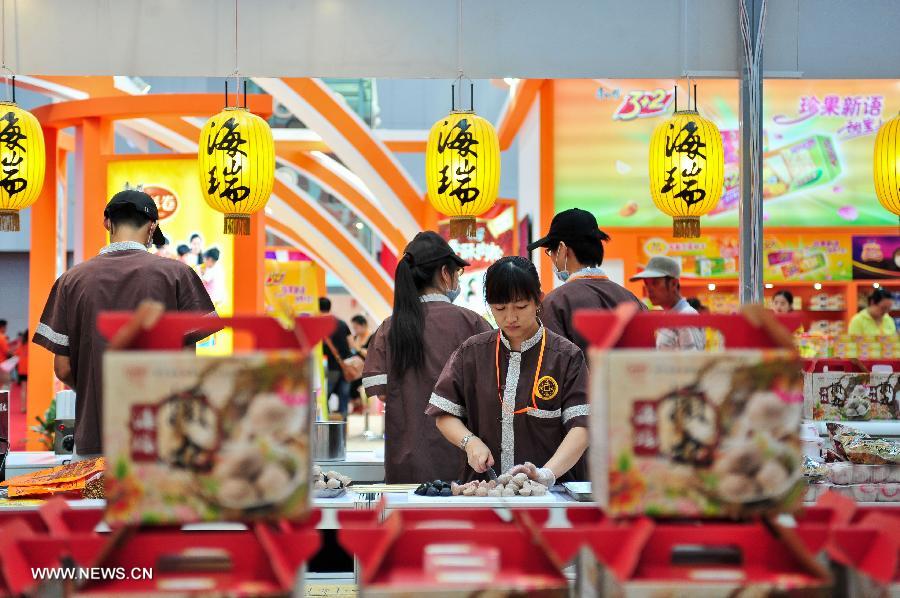 Staff members from Hairei Meatballs prepare for sale during the Taiwan Trade Fair at the Meijiang Convention and Exhibition Center in north China's Tianjian, July 5, 2013. The exhibition will last till July 8, 2013. (Xinhua/Zhai Jianlan)