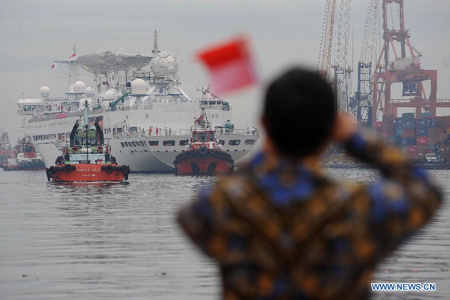 A man watches Yuanwang V space tracking ship pull in Tanjung Priok port for a 7-day visit in Jakarta, Indonesia, July 5, 2013. Yuanwang V is a space tracking ship mainly used to manipulate and coordinate the space position of satellites and spaceships. (Xinhua/Zulkarnain) 