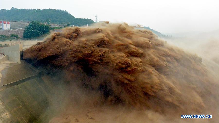 Water gushes out from the Xiaolangdi Reservoir on the Yellow River during a sand-washing operation in Luoyang, central China's Henan Province, July 5, 2013. The on-going operation, conducted on Friday, works by discharging water at a volume of 2,600 cubic meters per second from the reservoir to clear up the sediment in the Yellow River , the country's second-longest waterway. Speeding currents would carry tons of sand into the sea. The Yellow River has been plagued by an increasing amount of mud and sand. Each year, the river bed rises as silt deposits build up, slowing the water flow in the lower reaches. (Xinhua/Wang Song) 
