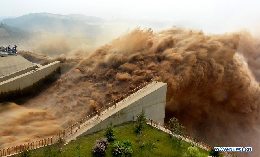 Water gushes out from the Xiaolangdi Reservoir on the Yellow River during a sand-washing operation in Luoyang, central China's Henan Province, July 5, 2013. The on-going operation, conducted on Friday, works by discharging water at a volume of 2,600 cubic meters per second from the reservoir to clear up the sediment in the Yellow River , the country's second-longest waterway. Speeding currents would carry tons of sand into the sea. The Yellow River has been plagued by an increasing amount of mud and sand. Each year, the river bed rises as silt deposits build up, slowing the water flow in the lower reaches. (Xinhua/Wang Song) 