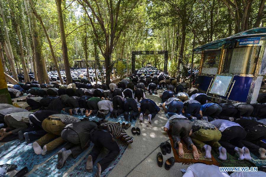 Muslims pray at a mosque in Kashgar, northwest China's Xinjiang Uygur Autonomous Region, on July 5, 2013, the last Day of Jumah before the holy month of Ramadan. (Xinhua/Shen Qiao)