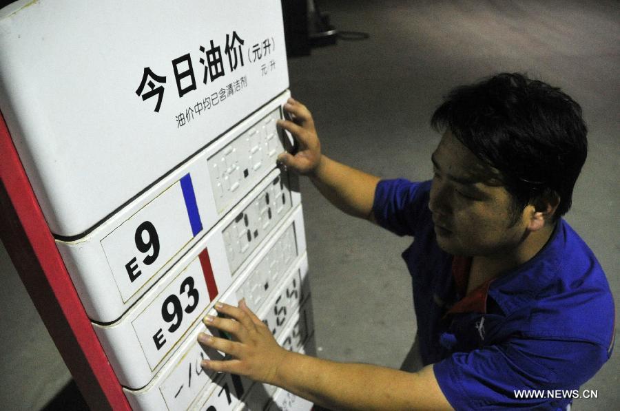 An employee updates fuel prices at a gas station in Baoding, north China's Hebei Province, July 6, 2013. China cut the retail price of gasoline by 80 yuan (12.9 U.S. dollars) per tonne from Saturday and that of diesel by 75 yuan per tonne, the country's top economic planner said on Friday. (Xinhua/Zhu Xudong)