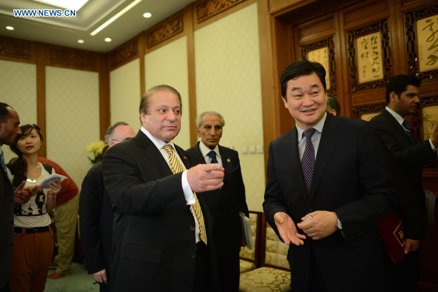 Pakistani Prime Minister Nawaz Sharif meets with Xinhuanet CEO Tian Shubin in Beijing, July 5, 2013. (Xinhuanet Photo)