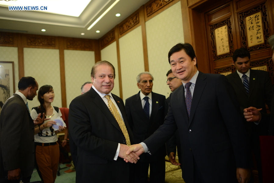 Pakistani Prime Minister Nawaz Sharif shakes hands with Xinhuanet CEO Tian Shubin in Beijing, July 5, 2013. (Xinhuanet Photo)