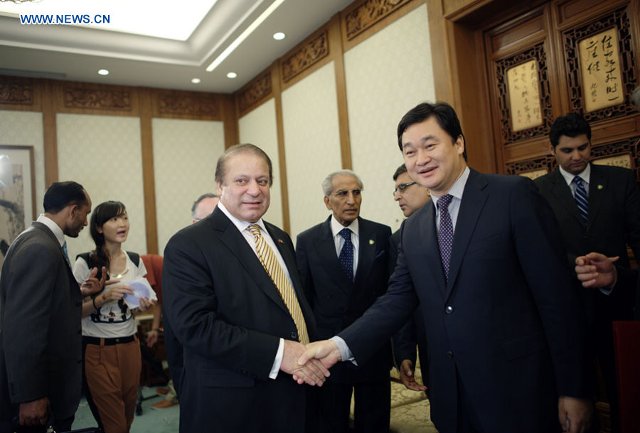 Pakistani Prime Minister Nawaz Sharif shakes hands with Xinhuanet CEO Tian Shubin in Beijing, July 5, 2013. (Xinhuanet Photo)