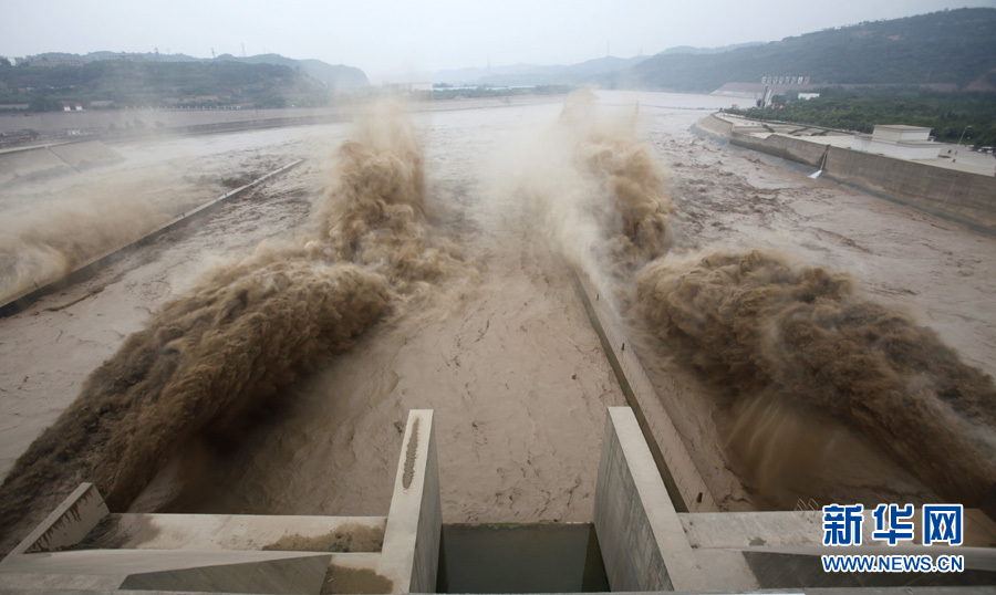 Water gushes out from the Xiaolangdi Reservoir on the Yellow River during a sand-washing operation in Luoyang, central China's Henan Province, July 5, 2013. (Xinhua/Zhang Xiao Li)