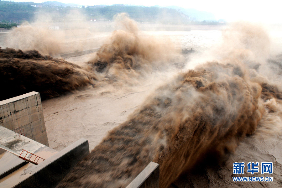 Water gushes out from the Xiaolangdi Reservoir on the Yellow River during a sand-washing operation in Luoyang, central China's Henan Province, July 5, 2013. (Xinhua/Miao Qiu Nao)