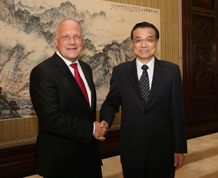 Chinese Premier Li Keqiang (R) meets with Johann Schneider-Ammann, Swiss Federal Councilor and head of the Swiss Federal Department of Economic Affairs, in Beijing, capital of China, July 6, 2013. (Xinhua/Liu Weibing)