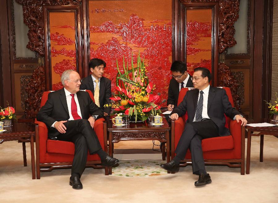 Chinese Premier Li Keqiang (R) meets with Johann Schneider-Ammann, Swiss Federal Councilor and head of the Swiss Federal Department of Economic Affairs, in Beijing, capital of China, July 6, 2013. (Xinhua/Liu Weibing)