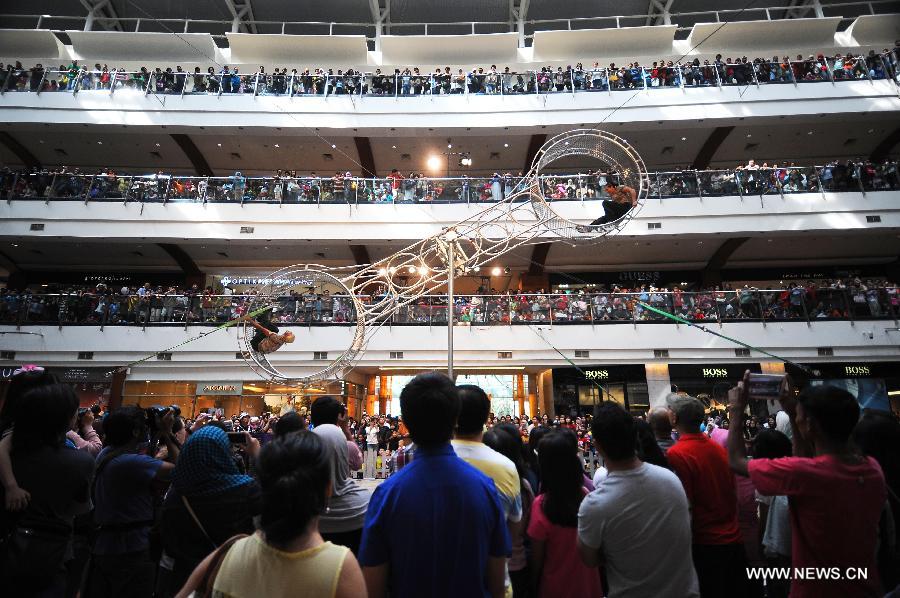 Acrobatic team from the USA perform "The wheel of death" at the Pondok Indah shopping mall in Jakarta, Indonesia, July 6, 2013. The acrobatic show lasts from June 21 to July 14. (Xinhua/Zulkarnain) 