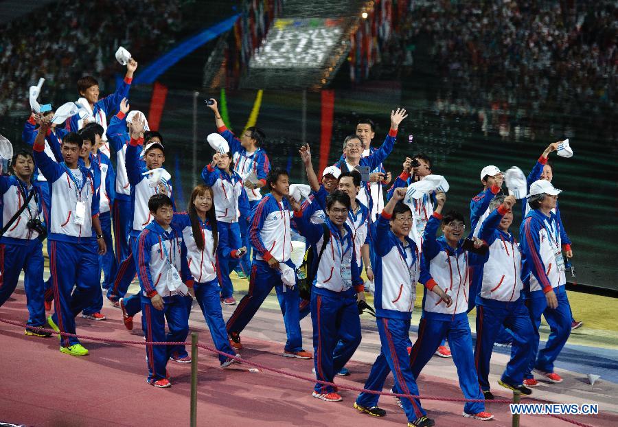 Chinese Taipei delegation enters the stadium during the opening ceremony of the Summer Universiade in Kazan, Russia, July 6, 2013. (Xinhua/Jiang Kehong) 