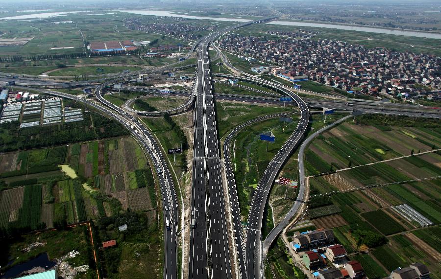 Photo taken on June 17, 2013 shows a hub of linking roads of the Jiaxing-Shaoxing Sea Bridge in Shaoxing, east China's Zhejiang Province, June 17, 2013. The linking roads of the bridge was completed on July 6. The bridge is expected to be open to traffic in mid-July. With a span of 10 kilometers over the Hangzhou Bay, it is the world's longest and widest multi-pylon cable-stayed bridge. (Xinhua/Yuan Yun)