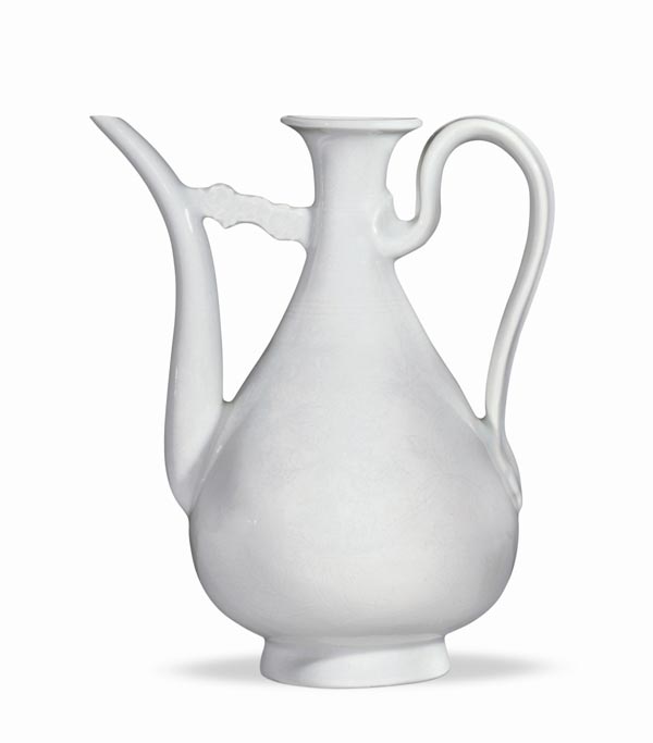 A water pitcher from the reign of Ming Emperor Yongle (1368-1644), 30 cm high. (China Daily)
