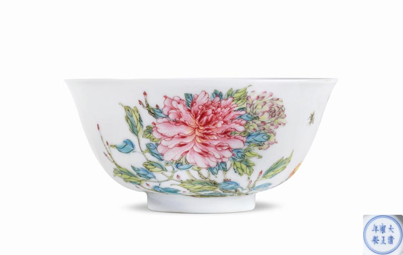 A bowl from the reign of Qing Emperor Yongzheng (1722-1735), 11.3 cm diameter. (China Daily)