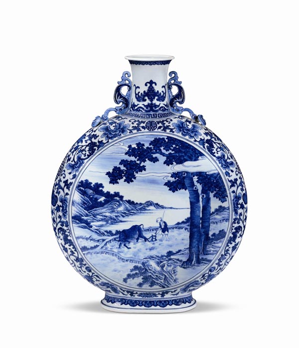 A vase from the reign of Qing Emperor Qianlong (1736-1796), 59 cm high. (China Daily)