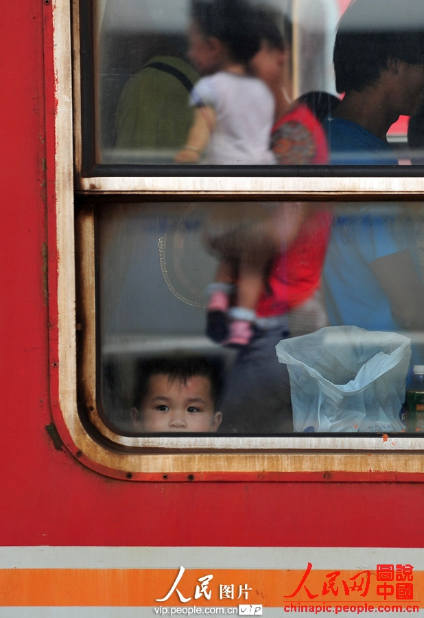 Children of migrant workers in the train at the Hefei Railway Station in east China's Anhui province, July 1, 2013. (photo/vip.people.com.cn)