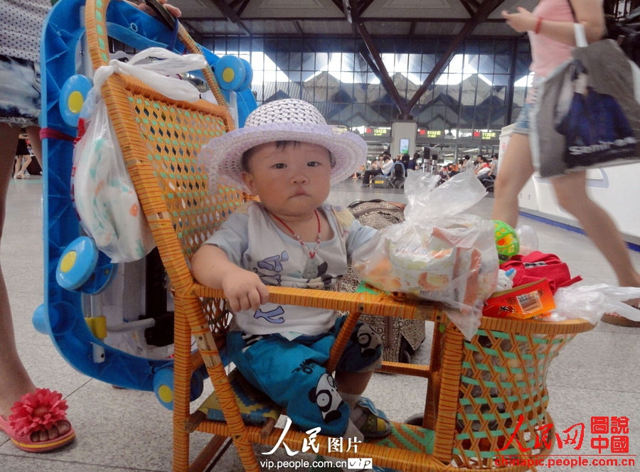 Child of migrant workers waits for the train at the Suzhou Railway Station in east China's Jiangsu province, July 1, 2013. (vip.people.com.cn/Wang Jiankang)