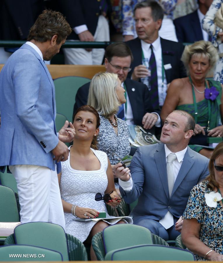 Wayne Rooney(R,Front), an English footballer who plays as a forward for Premier League club Manchester United and the England national team, watches in the royal box the final of gentlemen's singles between Novak Djokovic of Serbia and Andy Murray of Great Britain on day 13 of the Wimbledon Lawn Tennis Championships at the All England Lawn Tennis and Croquet Club in London, Britain on July 7, 2013. (Xinhua/Wang Lili)
