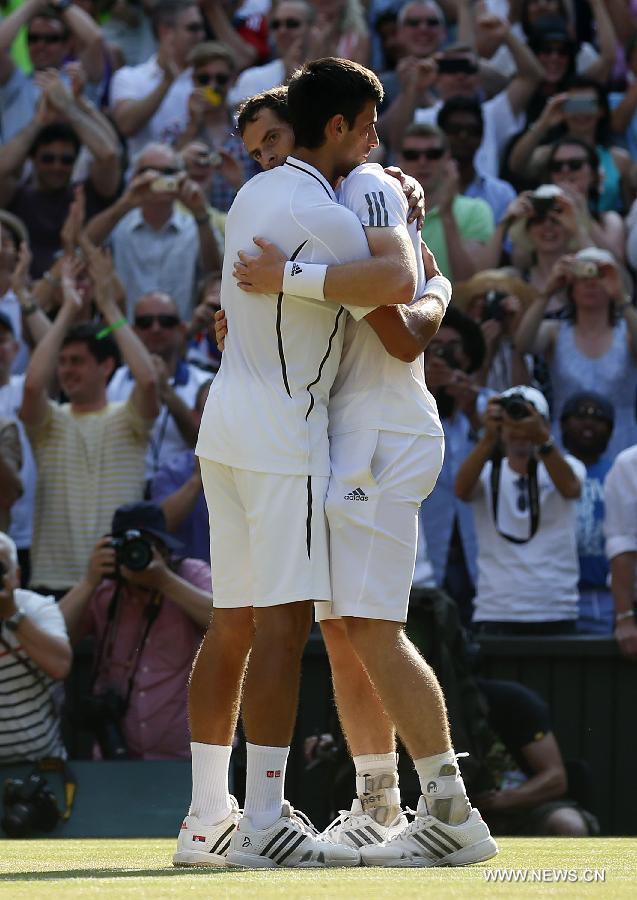 Andy Murray (R) of Britain greets Novak Djokovic of Serbia after their men's singles final match on day 13 of the Wimbledon Lawn Tennis Championships at the All England Lawn Tennis and Croquet Club in London, Britain, on July 7, 2013. Andy Murray won his first Wimbledon title and ended Britain's 77-year wait for a men's champion with a 6-4 7-5 6-4 victory over world number one Novak Djokovic. (Xinhua/Wang Lili)