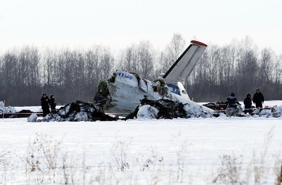 Rescuers and investigators work at the site of plane crash near Russia's Siberian city of Tyumen, on April 2, 2012. At least 31 people were killed when a passenger plane crashed in Russia's Siberia region early Monday, emergency authorities said. (Xinhua/Li Yong)