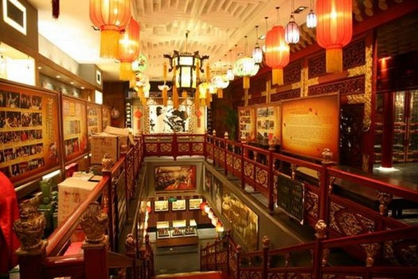 The Lao She Tea House is named after the writer Lao She. It has many Beijing Opera performances everyday and Beijing snacks. (Photo: forum.news.cn)