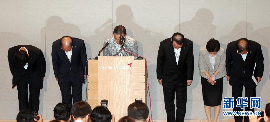 The president (third from the left) and other executives of the Asiana Airlines bow at the press conference on the plane crash at the Headquarters of the Asiana Airlines in Seoul, South Korea, on July 7, 2013. (Xinhua/Yonhap)