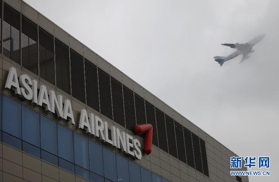 A plane flies above the Headquarters of the Asiana Airlines in Seoul, South Korea, on July 7, 2013. (Xinhua/Reuters)