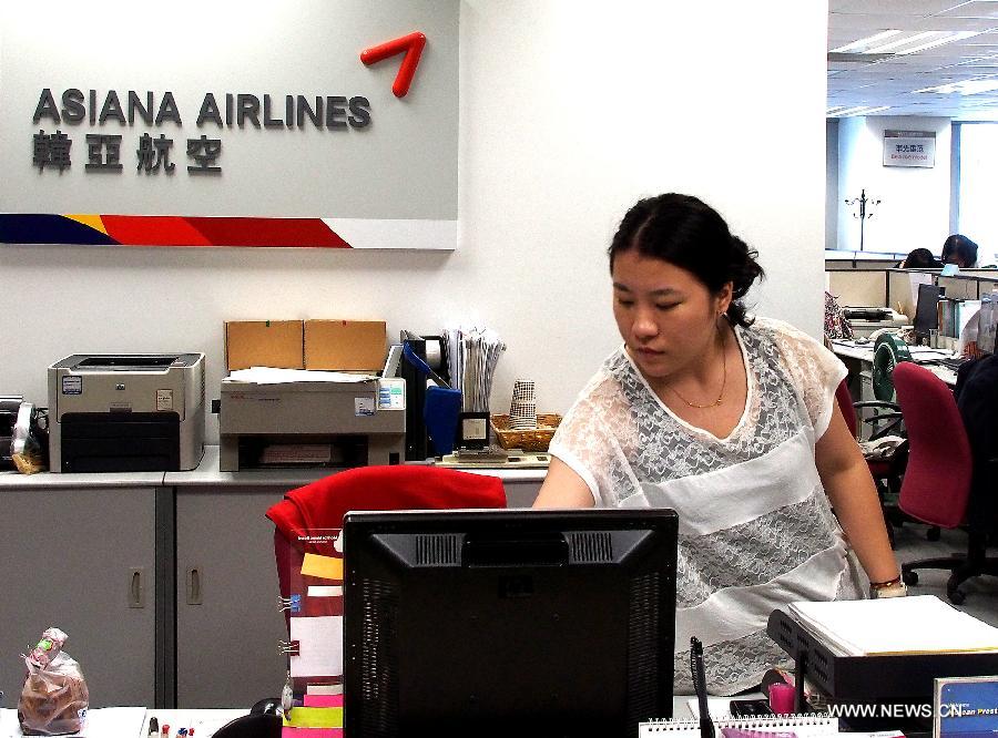 Employee of Asiana Airlines interviewed in Shanghai