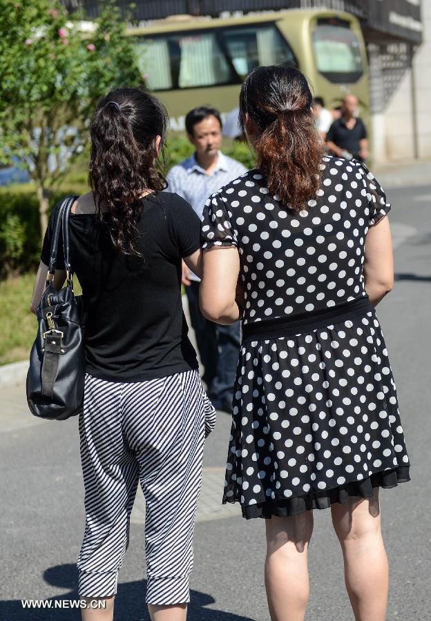 Relatives of an air crash victim sees off a bus leaving east China's Jiangshan to Shanghai, in Jiangshan City, east China's Zhejiang Province, July 8, 2013. Two Chinese passengers Wang Linjia and Ye Mengyuan were killed in a crash landing of an Asiana Airlines Boeing 777 at San Francisco airport on Saturday morning. Their family members headed for the United States on Monday. (Xinhua/Han Chuanhao)