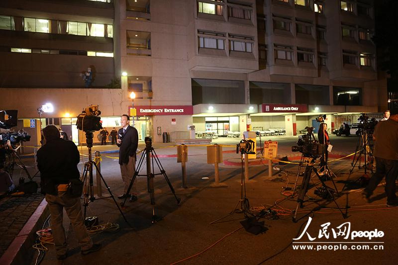Policemen stand guard at the gate of San Francisco General Hospital which has received the most injured people in the air crash accident. Only medical staff and patients were allowed to access and media workers were kept outside. (People’s Daily Online/Li Mu)