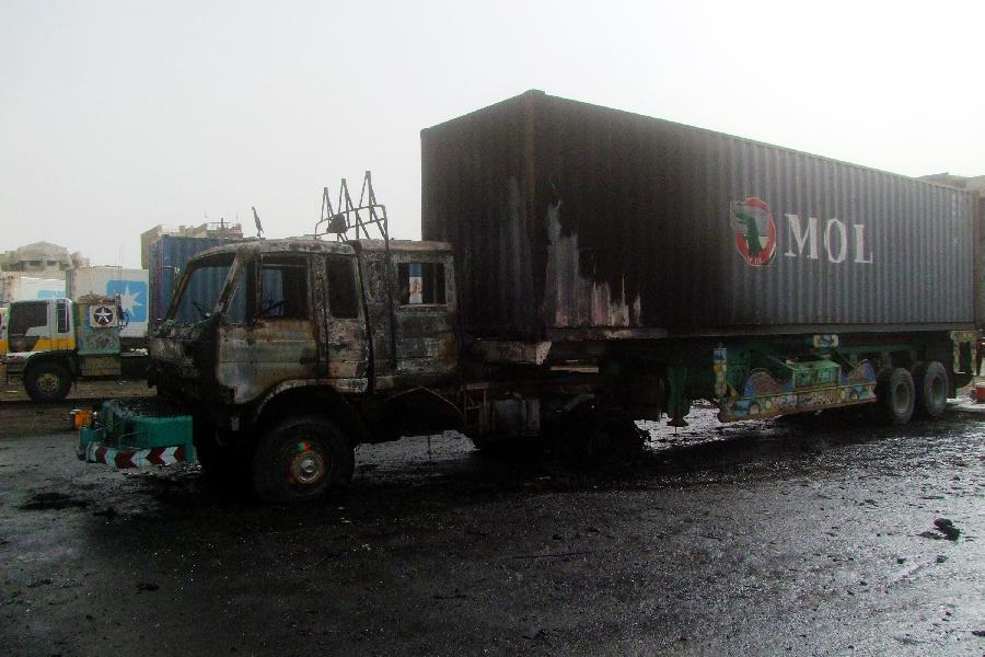 A burnt NATO supply truck is seen in southwest Pakistan's Quetta, on July 8, 2013. According to media reports, militants torched three NATO containers, with no casualties reported. (Xinhua/Mohammad)