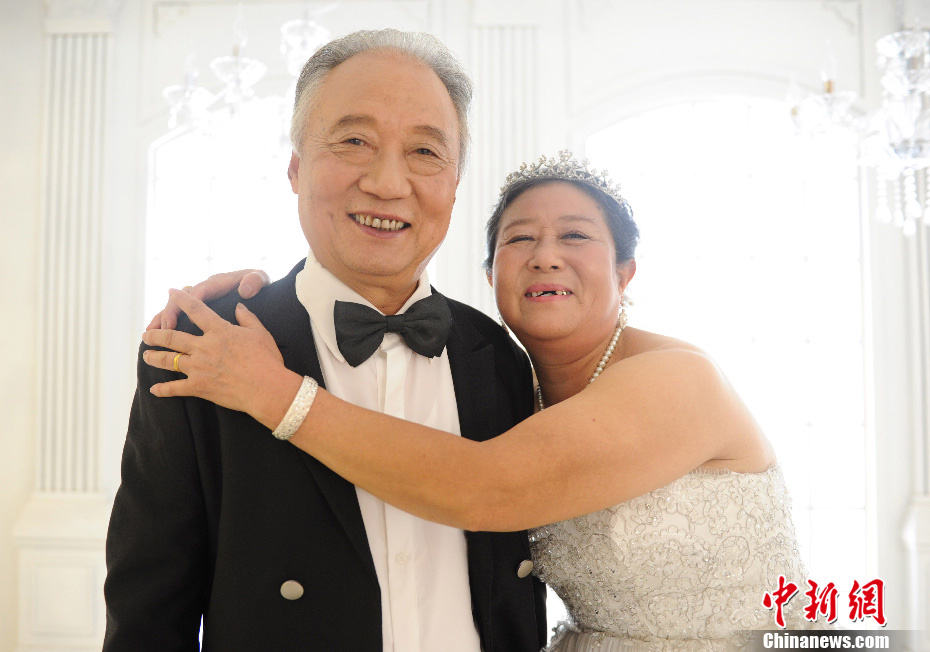 11 pairs of old couples who are more than 80 years old pose for wedding photos to express the love to each other on July 6, 2013. The students of Hefei Industrial University used the prize money they won in a contest to support the photo shooting. (Photo/chinanews.com)