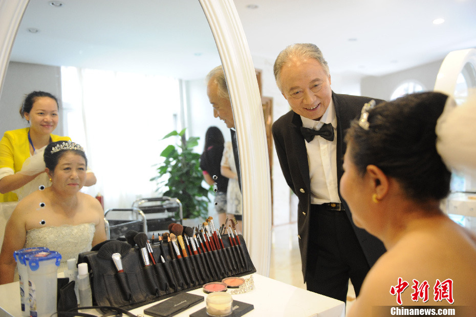 11 pairs of old couples who are more than 80 years old pose for wedding photos to express the love to each other on July 6, 2013. The students of Hefei Industrial University used the prize money they won in a contest to support the photo shooting. (Photo/chinanews.com)