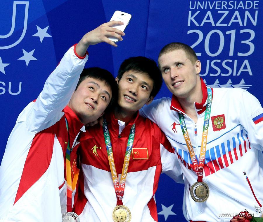 China's Lin Jin (C), Qin Tian (L) and Russia's Evgenii Novoselov pose during the awarding ceremony for the men's 1m Springboard diving at the 27th Summer Universiade in Kazan, Russia, July 8, 2013. Lin Jin won the gold medal with 429.05. Qin Tian and Evgenii Novoselov took the second and third places respectively. (Xinhua/Li Ying)