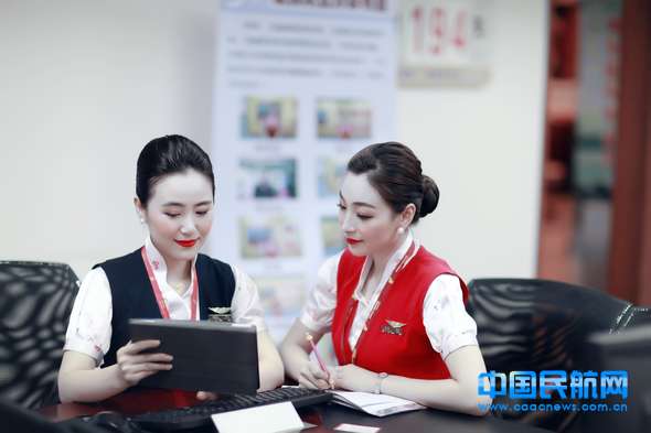 New looks of Shenzhen Airline's stewardess (Photo by China's civil aviation network)  