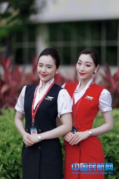 Air hostesses of the Shenzhen Airlines have their new  make-ups from July 1, 2013 for their 20th anniversary. However, this new make-up makes people feel scary. Someone says on the Internet: "You'd better not choose the Shenzhen Airlines for late flights; it is too scary." (Photo: gmw.cn/caacnews.com.cn)