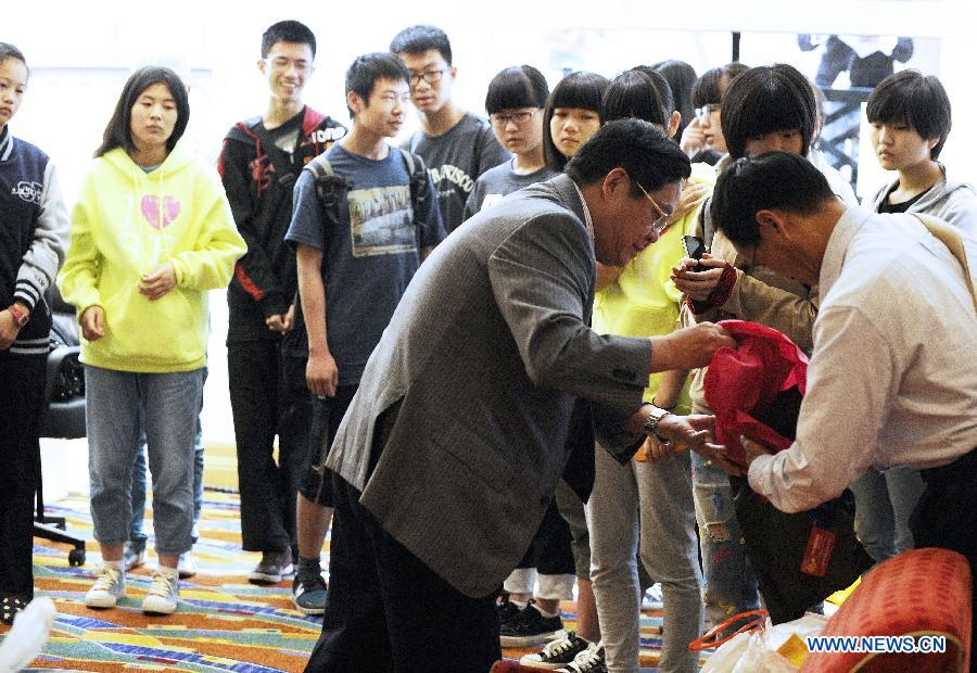 Chinese Consul General in San Francisco Yuan Nanshen (Front) visits Chinese students from Jiangshan Middle School of east China's Zhejiang Province who were aboard Asiana Flight 214, at a hotel in San Jose, the United States, July 8, 2013. Two Chinese girls from that school were dead in the Asiana Airlines crash on their way to a summer camp in the US. (Xinhua/Chen Gang)
