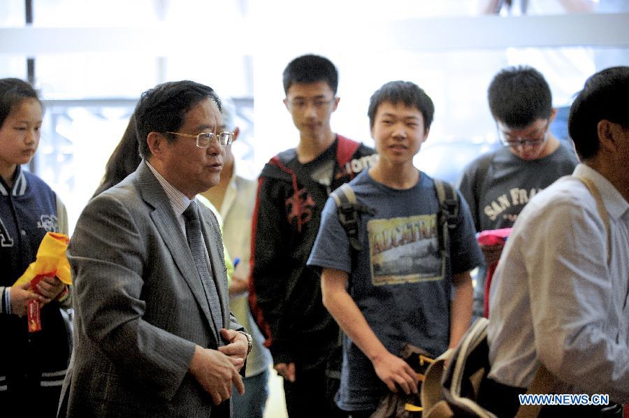 Chinese Consul General in San Francisco Yuan Nanshen (L Front) visits Chinese students from Jiangshan Middle School of east China's Zhejiang Province who were aboard Asiana Flight 214, at a hotel in San Jose, the United States, July 8, 2013. Two Chinese girls from that school were dead in the Asiana Airlines crash on their way to a summer camp in the US. (Xinhua/Chen Gang)