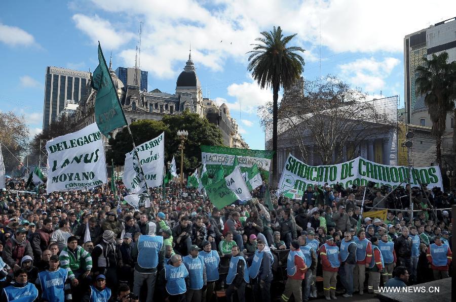 Workers from the truck driver union participate in a protest and 24-hour strike, in Buenos Aires, capital of Argentina, on July 8, 2013. Truck drivers protesting for the high taxes on salaries stopped the cargo transport of Argentina, affecting the port activity, acording to local press. (Xinhua/Martin Zabala)