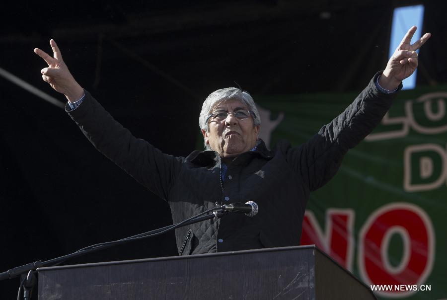 The leader of the General Labor Confederation Union (CGT for its acronym in Spanish) Hugo Moyano delivers a speech during a protest and 24-hour strike, in Buenos Aires, capital of Argentina, on July 8, 2013. Truck drivers protesting for the high taxes on salaries stopped the cargo transport of Argentina, affecting the port activity, acording to local press. (Xinhua/Martin Zabala) 
