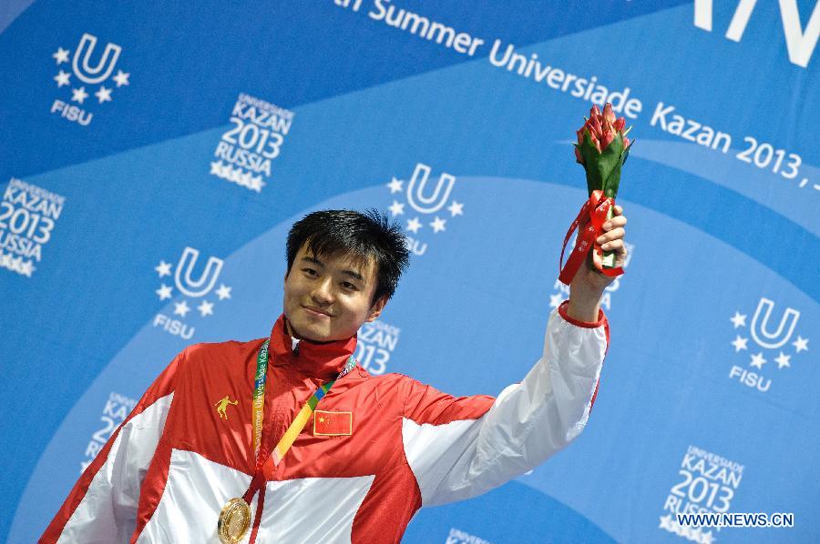 China's Dong Chao gestures to the audience during the awarding ceremony of the Men's Epee Individual Finals at the 27th Summer Universiade in Kazan, Russia, July 8, 2013. Dong claimed the title by defeating Kazakhstan's Ruslan Kurbanov with 15-10. (Xinhua/Jiang Kehong)