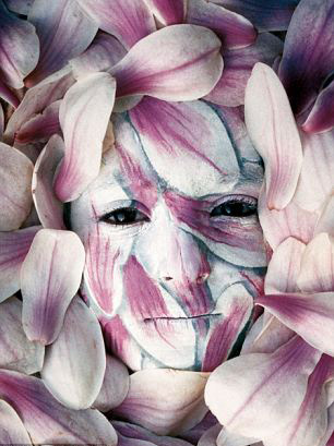 The visual artist Johannes Stoetter blends human bodies with the nature in his creative body painting artwork. This series of works takes Stoetter five months to plan; every work needs eight hours to complete. It is reported that Johannes Stoetter is from Italy and starts body painting in 2000. (Photo: china.com.cn)