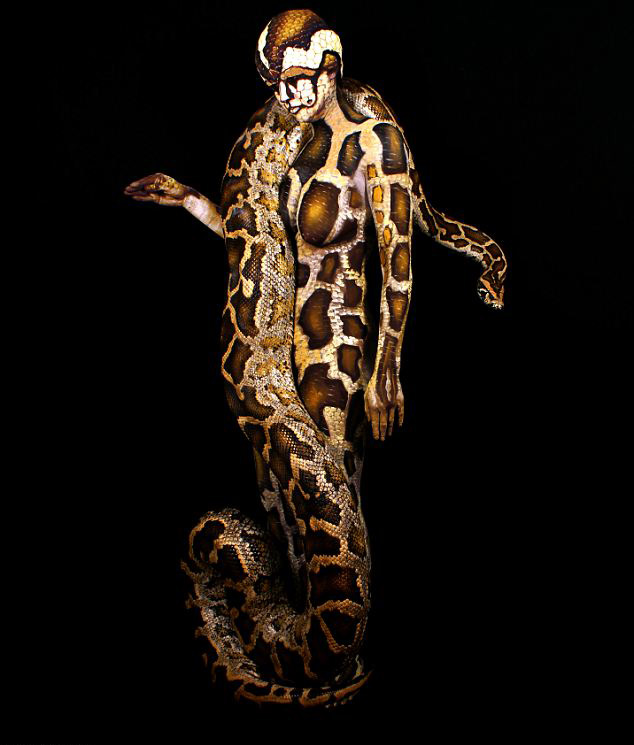 The visual artist Johannes Stoetter blends human bodies with the nature in his creative body painting artwork. This series of works takes Stoetter five months to plan; every work needs eight hours to complete. It is reported that Johannes Stoetter is from Italy and starts body painting in 2000. (Photo: china.com.cn)