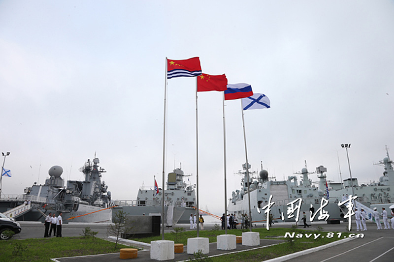 The picture shows that the warships of the navies of China and Russia berthing at the Port of Vladivostok get ready for the "Maritime Joint Exercise 2013" on July 7, 2013. (ChinaMil / Zhou Chaorong)